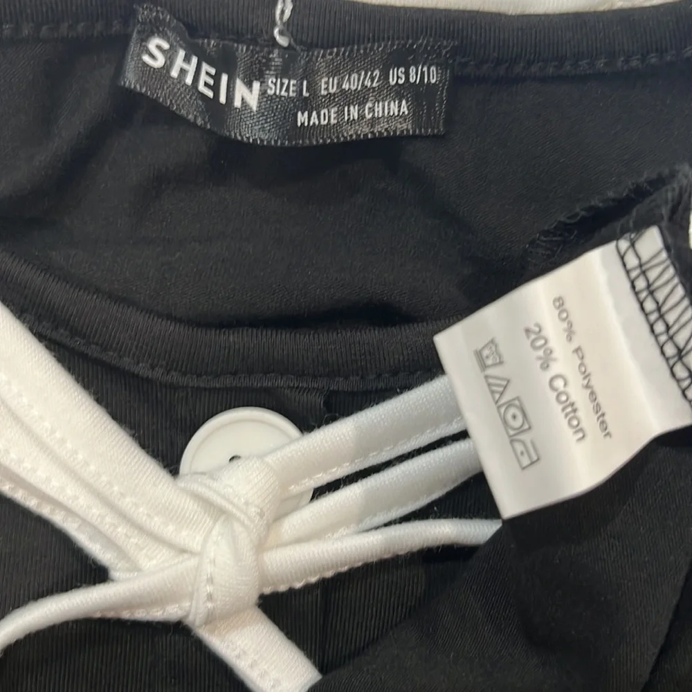 Shein black/white t-shirt embroidered collar 💐 - Picture 4 of 6